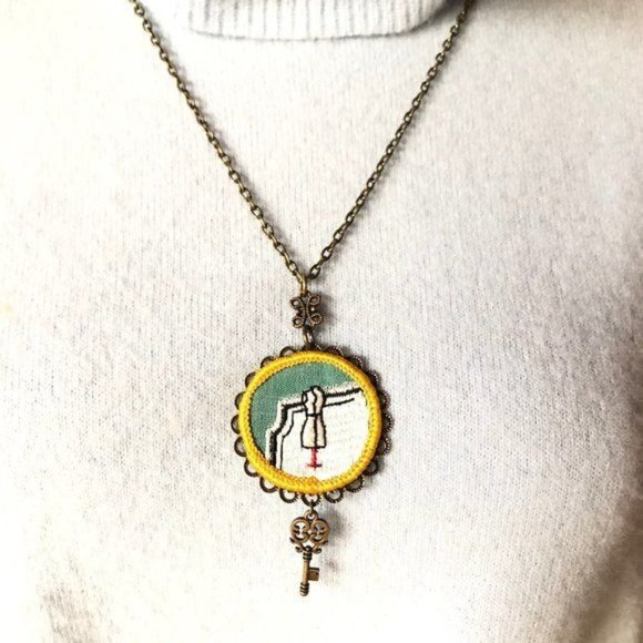 Girl Scout Badge Necklace - NWT Metal and Fabric - Picture 1 of 6